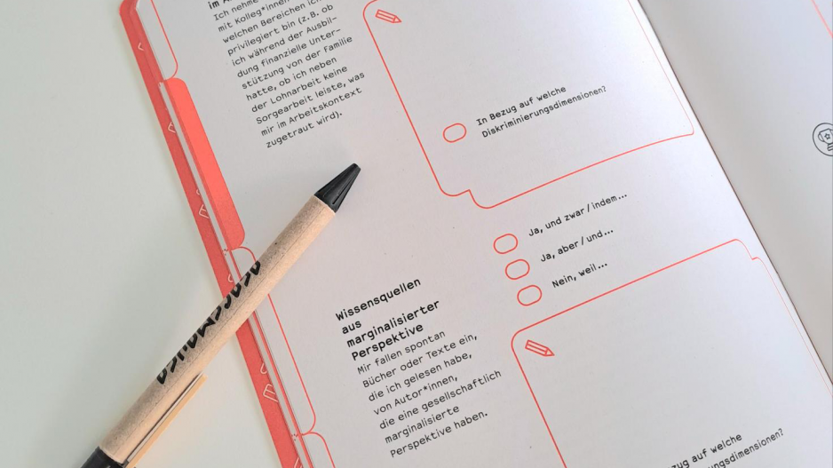 Print-Arbeitsbuch Print-Arbeitsbuch aufgeschlagen mit Stift