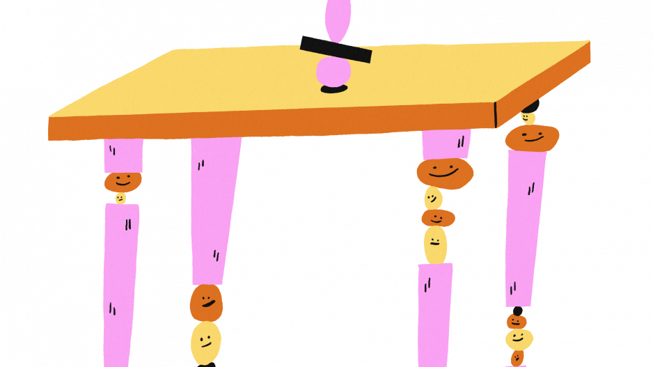 Awareness Ein Tisch mit vier Beinen, Steine sind in die Beine eingegliedert und halten das Gleichgewicht. Auf dem Tisch steht eine Skulptur mit verschiedenen Formen, die auch die Balance hält.